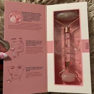 *NWT* Lindo La Fleur Brazilian Rose Quartz Facial Stone Roller